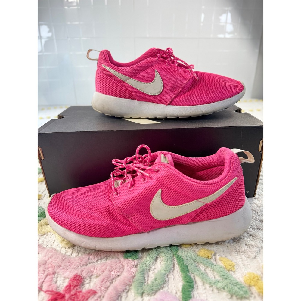 Nike Roshe One Sneakers Pink White‎ Athletic Running Shoes Womens 8